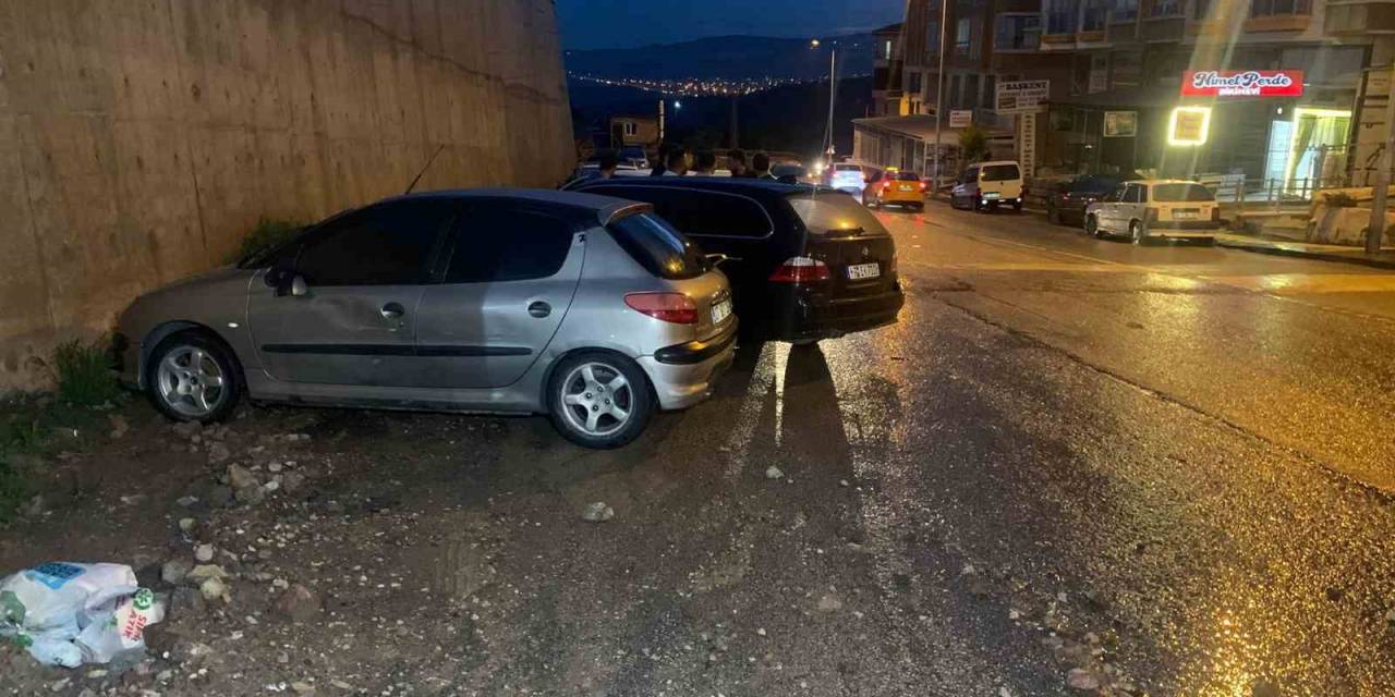 Sel Sularında Otomobilinin Altına Sıkışan Vatandaşa Mahalleliden Yardım Eli
