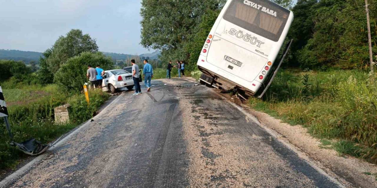 Bilecik’te Minibüs İle Otomobil Çarpıştı: 11 Yaralı
