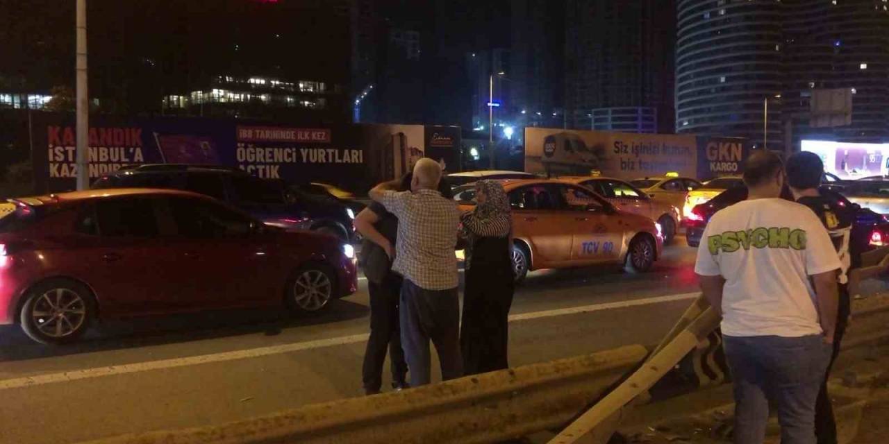 Kadıköy’de Kontrolden Çıkan Otomobil Bariyere Ok Gibi Saplandı