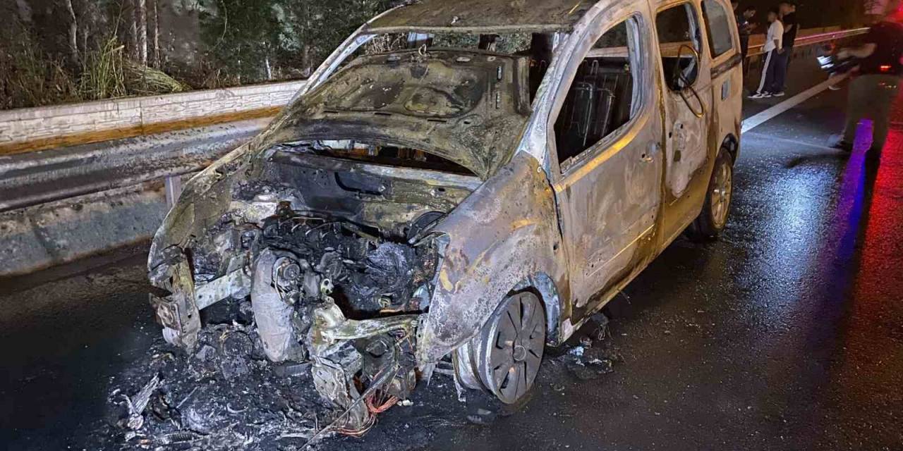 Mahmutbey İstoç Önünde Peş Peşe Karşılıklı Trafik Kazası: 3 Ağır Yaralı