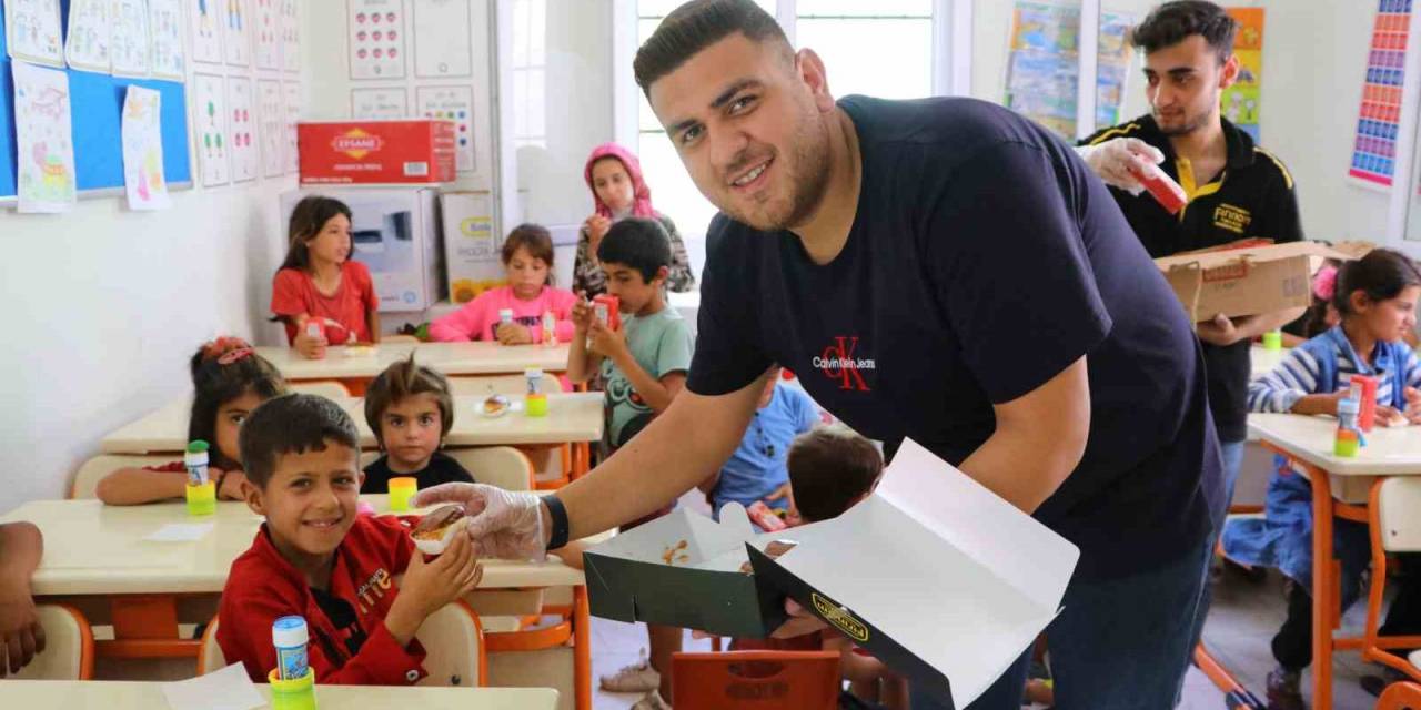 Yüzlerce Çocuğa Pasta İkram Etti