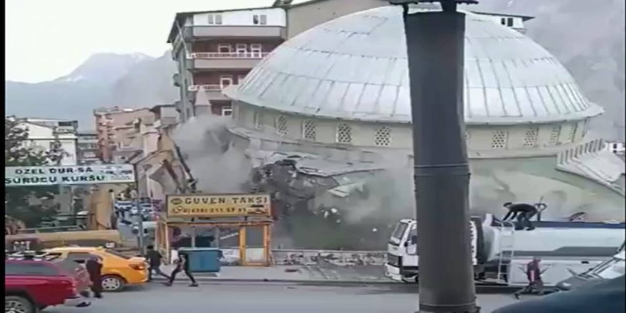 Hacı Sait Camisi’nin Yıkılma Anı Görüntülendi