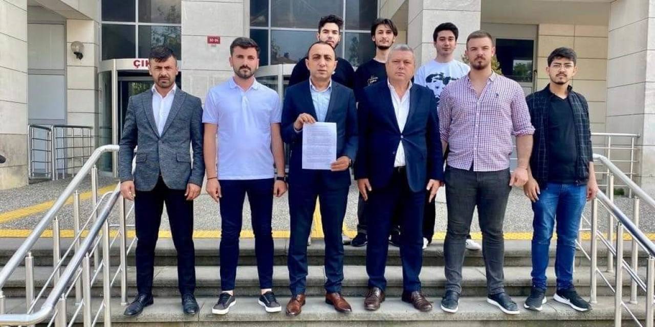Lgbt Bayrağı Önünde Öğrencileriyle Fotoğraf Çekilen Öğretmene Silivri Ülkü Ocakları’ndan Suç Duyurusu