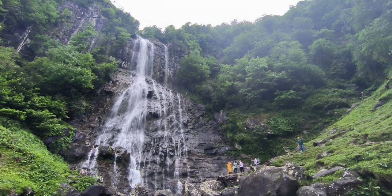 Tabiat Harikası Mençuna Şelalesi Ziyaretçi Akınına Uğruyor