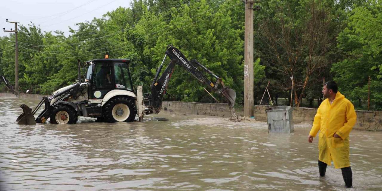 Belediye Başkanı Ekiplerle Birlikte Sahaya İndi