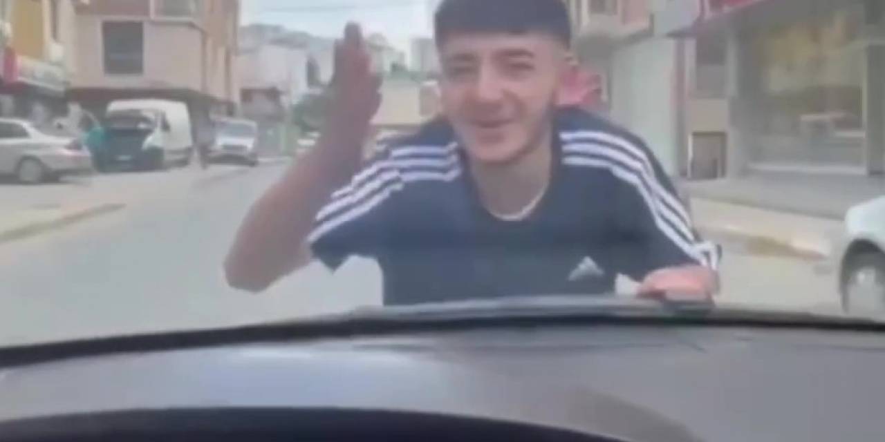 Pendik’te Otomobilin Kaputunda Tehlikeli Yolculuk Kamerada