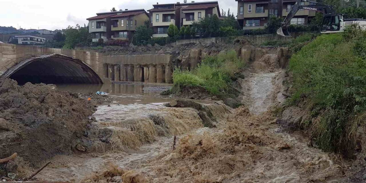 Taşan Dere, Hızlı Tren Şantiyesindeki Tüneli Sular Altında Bıraktı