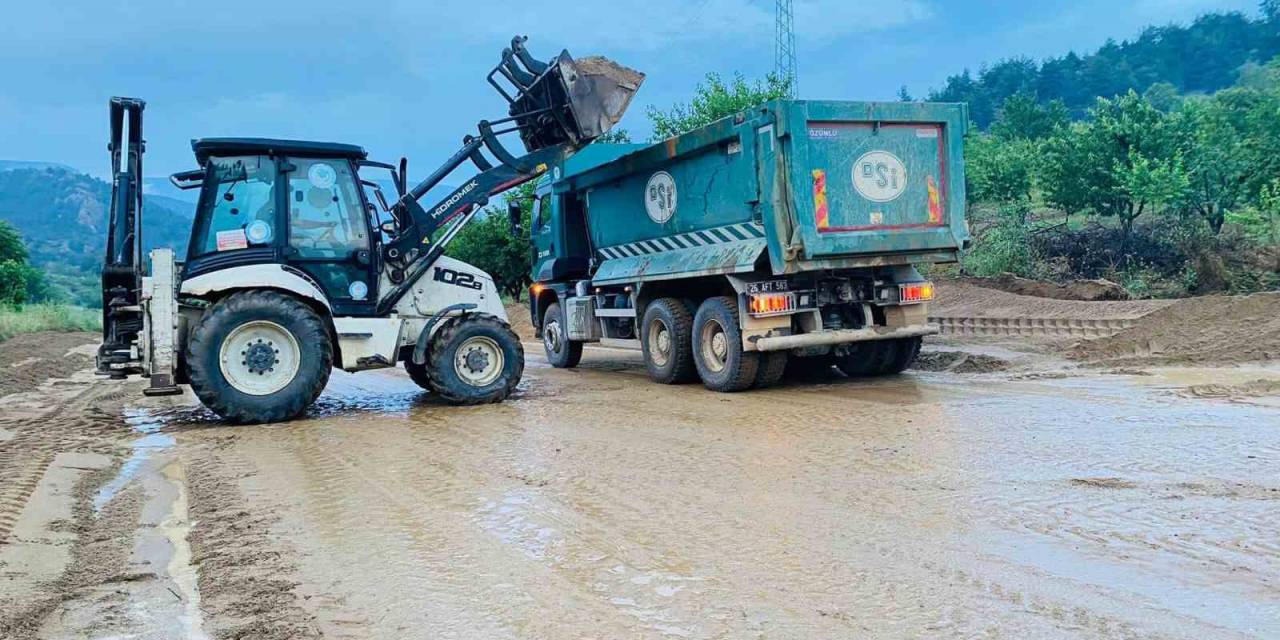 Ekipler Sel Sonrası Bozulan Yolları İçin Yoğun Mesai Harcadı