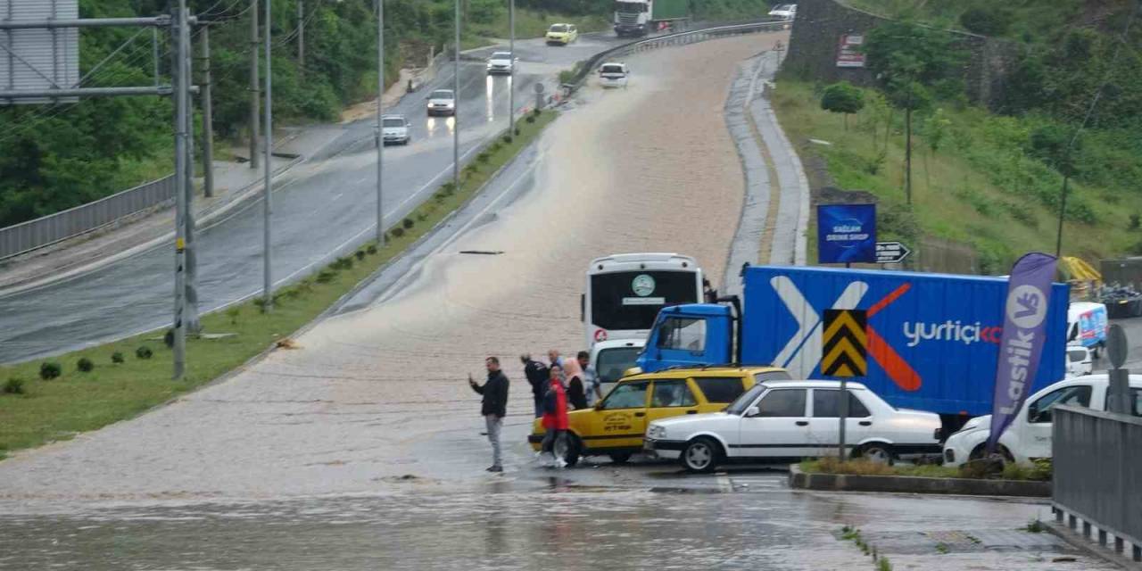 Sular Altında Kalan Karayolu Kapandı, İşyerlerini Su Bastı