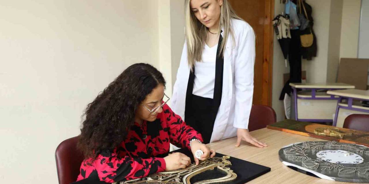 Depremin Etkilerini Katıldığı Kurs İle Atlatıyor