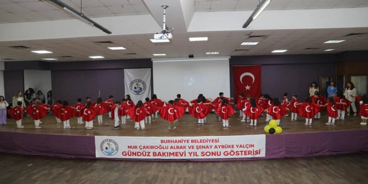 Burhaniye’de Minik Öğrencilerin Mezuniyet Coşkusu