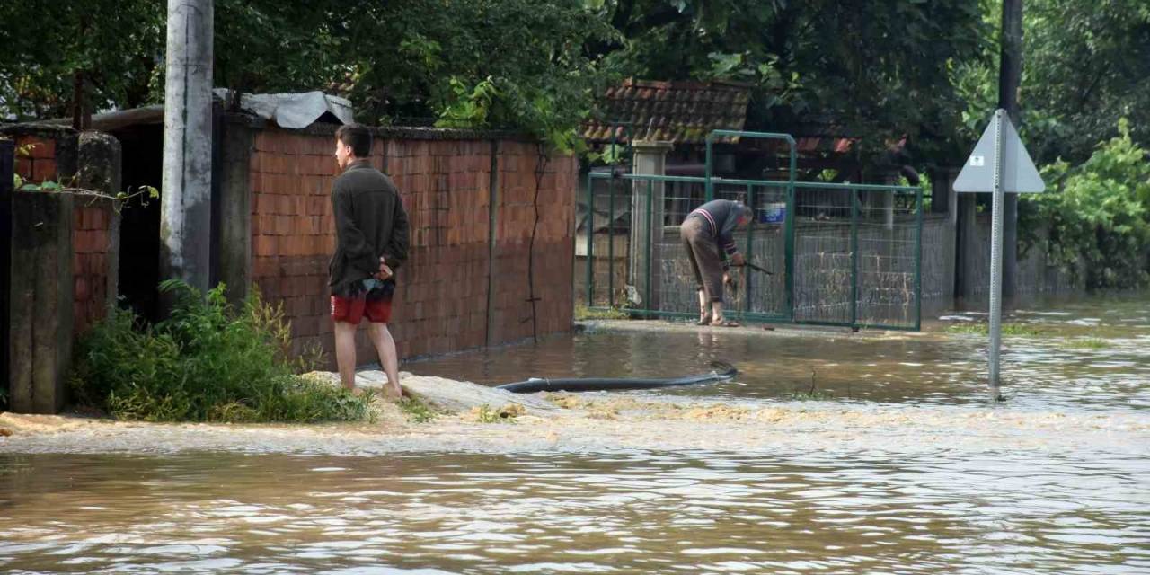 Sağanağın Vurduğu O İlçe Su Altında: Selde Mahsur Kalan 9 Kişi Kurtarıldı