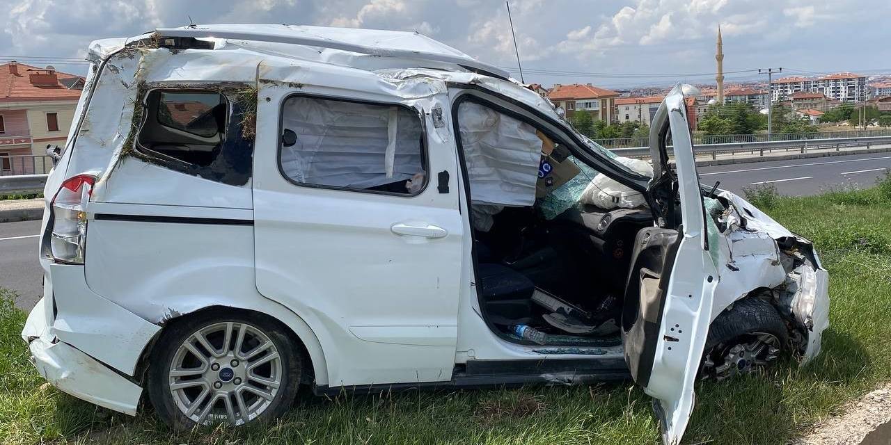Hafif Ticari Araç Tıra Arkadan Çarptı: 2 Yaralı