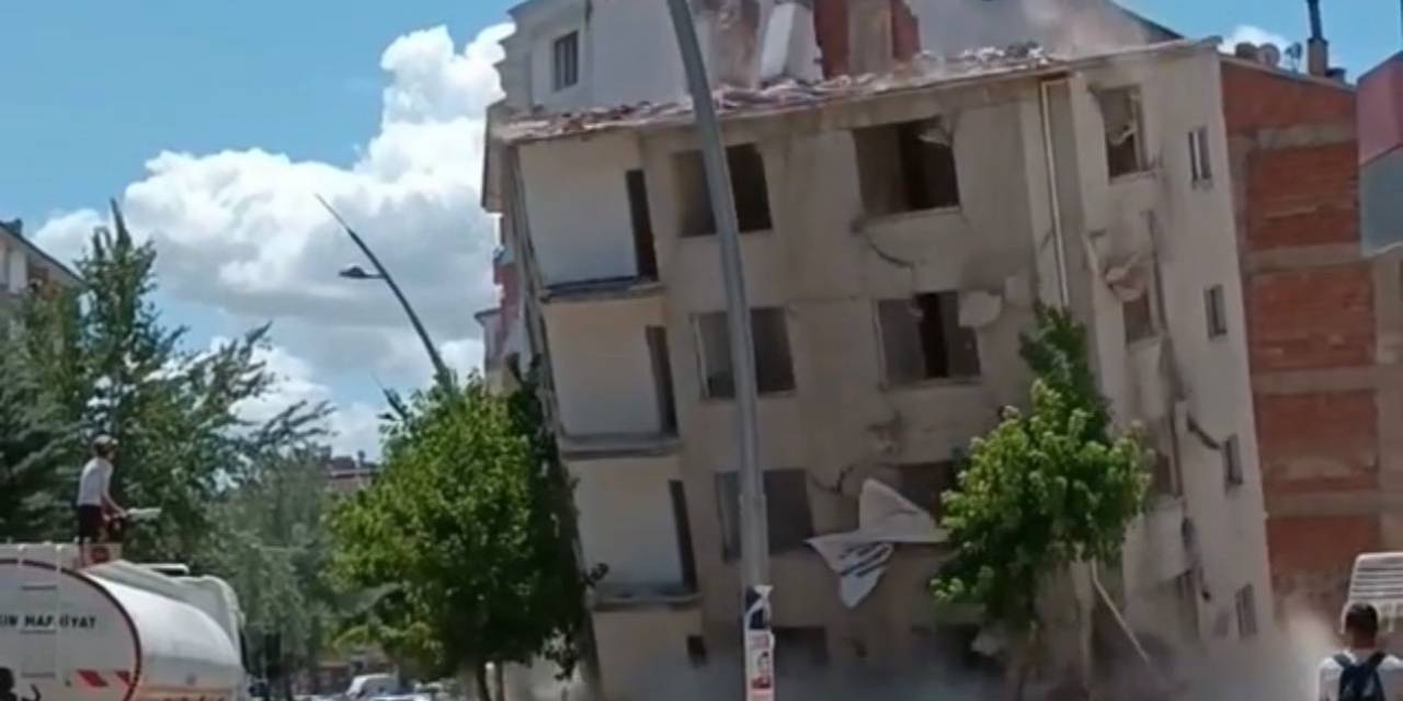 Ağır Hasarlı Bina Tek Dokunuşta Yerle Bir Oldu
