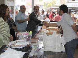Hdp Milletvekillerinden Hakkari’de Esnafa Geçmiş Olsun Ziyareti