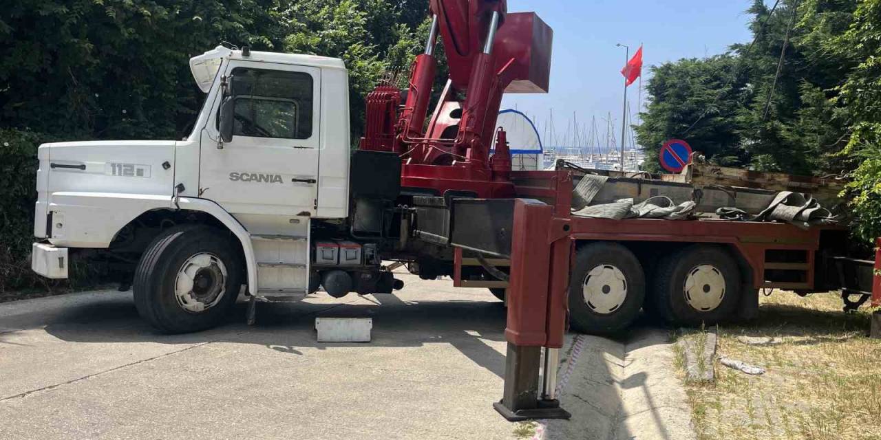 Büyükçekmece’de Cep Yat Limanı’na Yapılan Kaçak Yapıların Yıkımı İşletme Sahibi Tarafından Engellendi