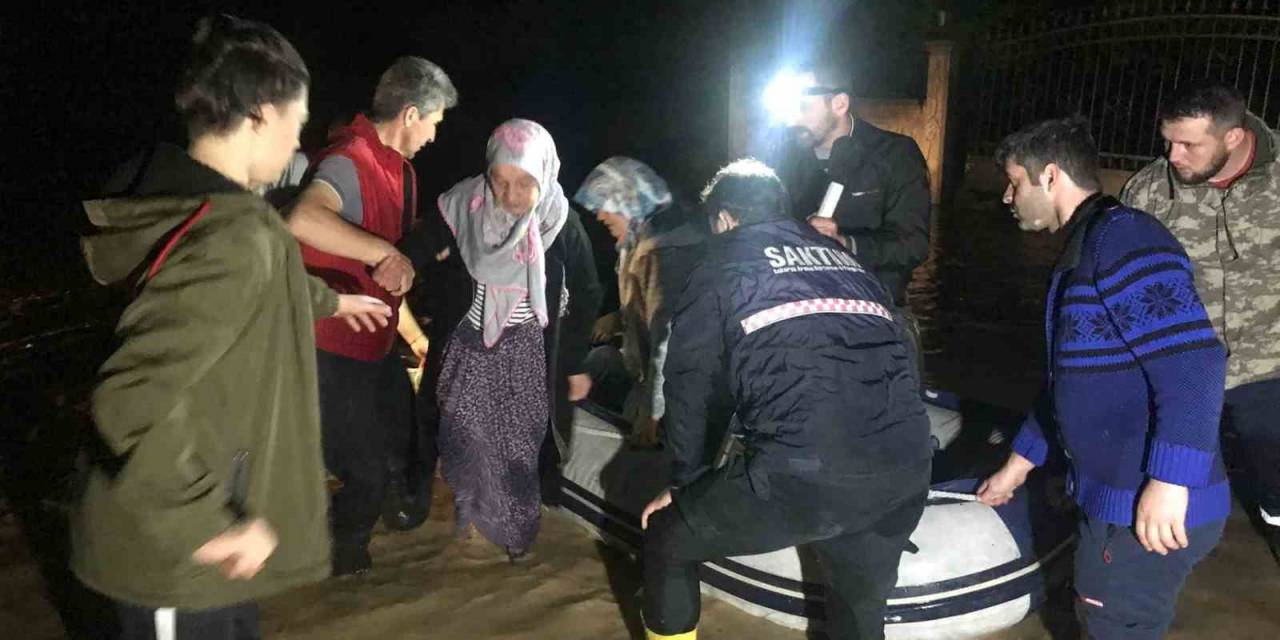 Göle Dönen Sokaklardan Botlarla Böyle Kurtarıldılar