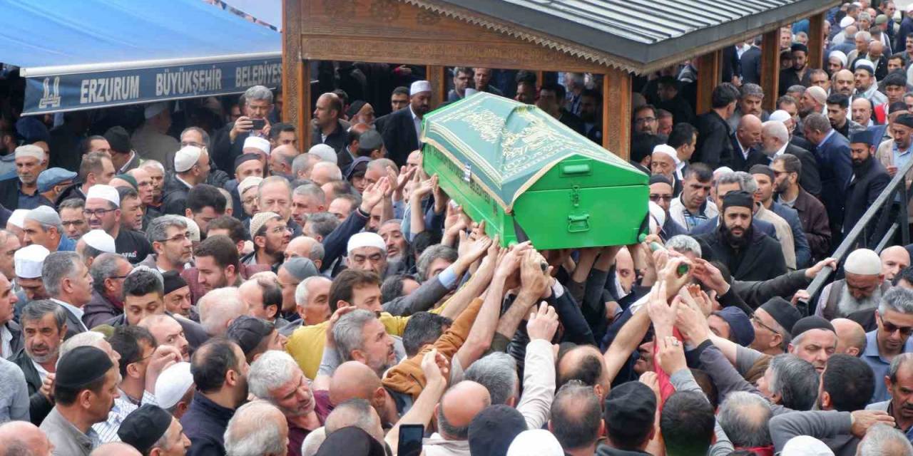 Eşref Hocaefendi Dualarla Uğurlandı