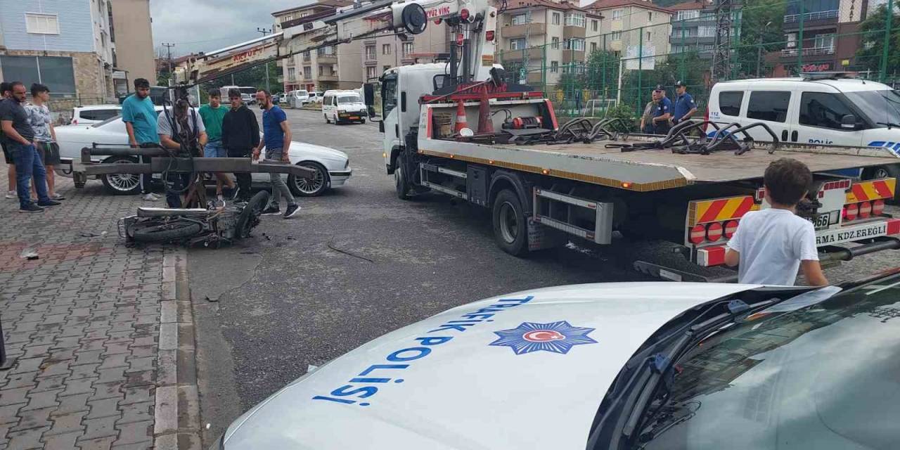 Motosikletteki Gençler Dönüş Yapan Araçla Çarpıştı
