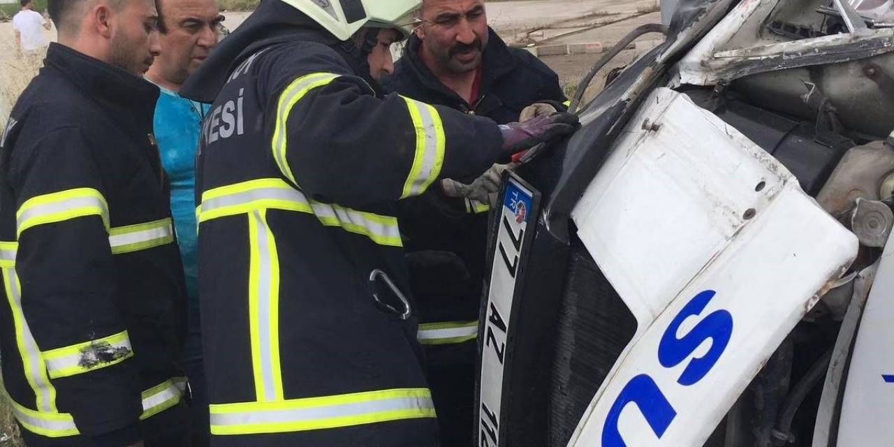 Yalova’da Otomobille Çarpışan Minibüs Devrildi: 9 Yaralı