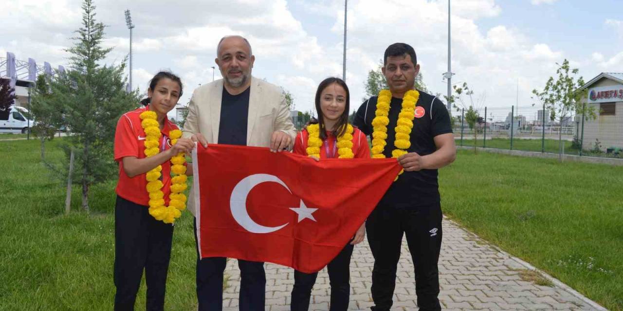 Taşoluklu Güreşçiler Çiçeklerle Karşılandı