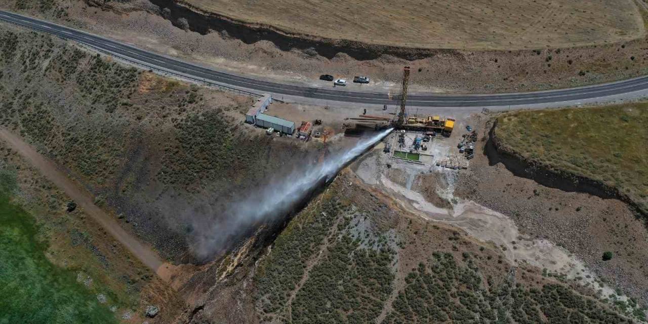 Erciş’te 750 Metrede Jeotermal Su Bulundu