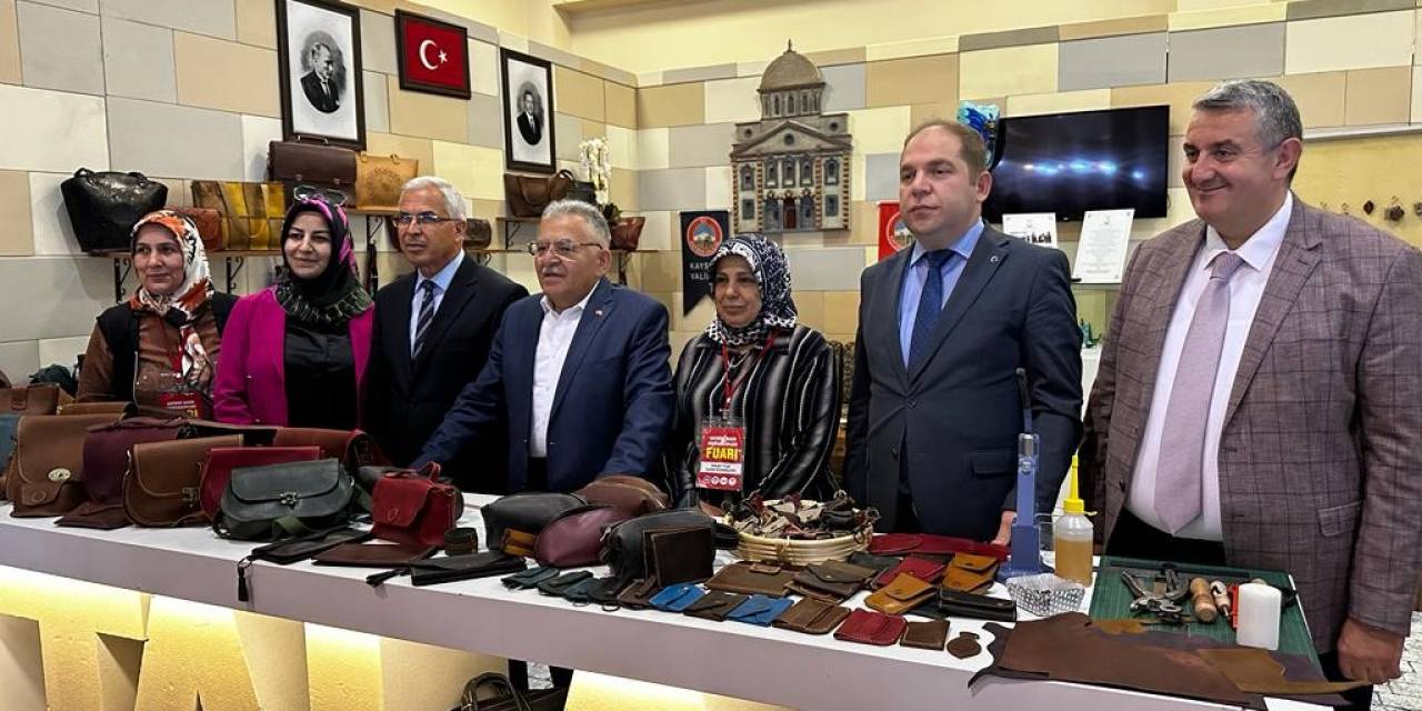 Büyükkılıç, Kadın Kooperatifleri Fuarını Ziyaret Etti, Eşine Çanta Aldı