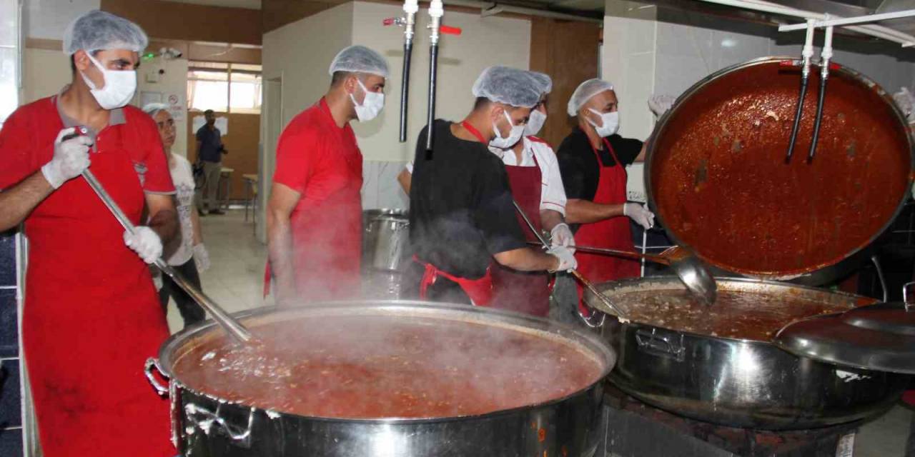 Adıyaman’da 40 Noktadaki Yemek Dağıtımı Sürüyor