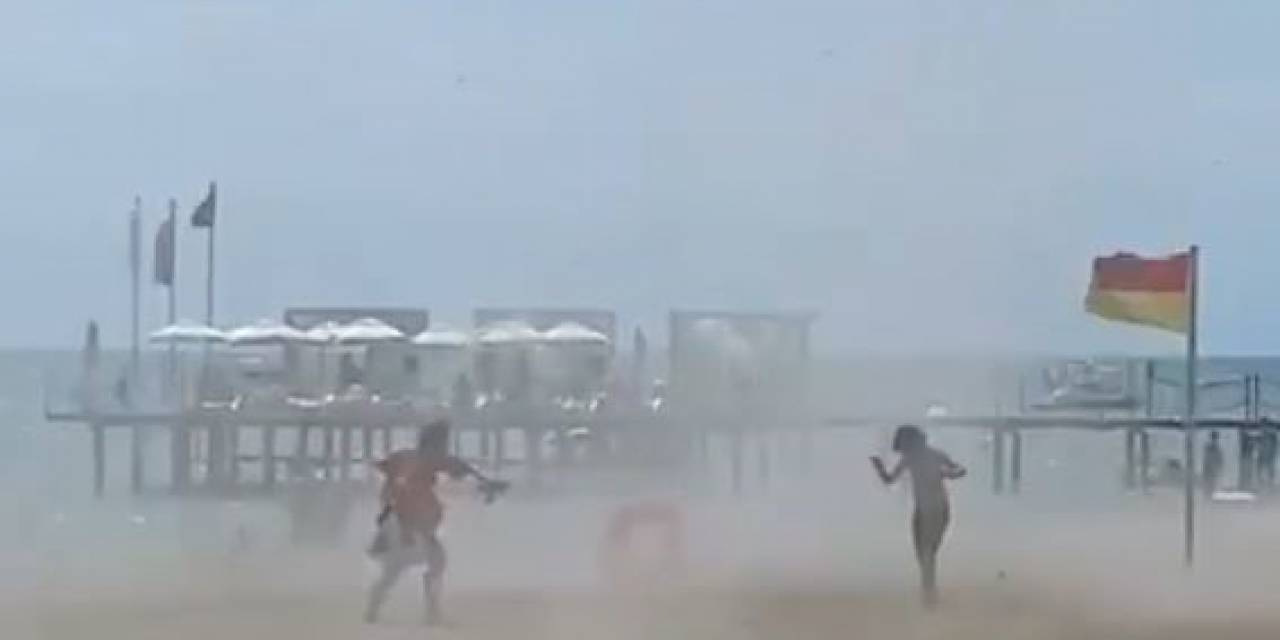 Sahilde Hortum Çıktı, Tatilciler Neye Uğradığını Şaşırdı