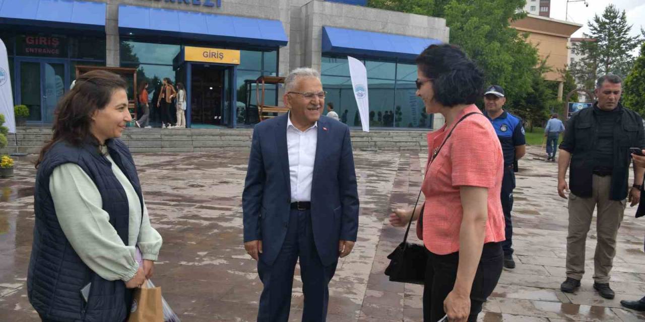 Fuar Ziyaretinde Depremzede Esnaftan Başkan Büyükkılıç’a: “sizleri Hep Örnek Gösterdik”