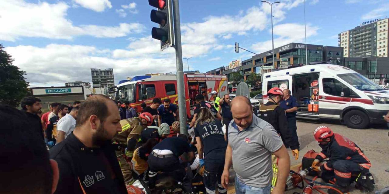 Ankara’da Motokurye İle İki Aracın Karıştığı Kazada 1’i Ağır 3 Yaralı