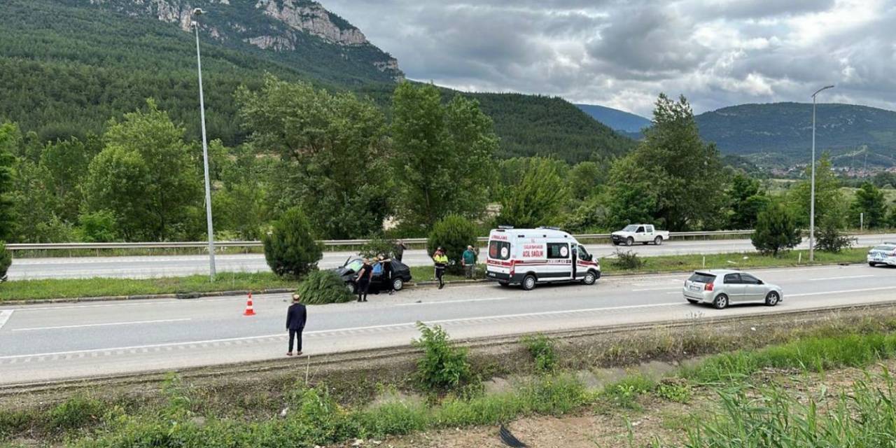 Önce Direğe Ardından Ağaca Çarpan Otomobil Sürücüsü Yaralandı
