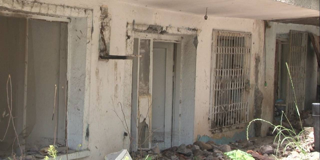 Ankara’da İstinat Duvarı Gecekondu Üzerine Çöktü, Aile Şans Eseri Kurtuldu