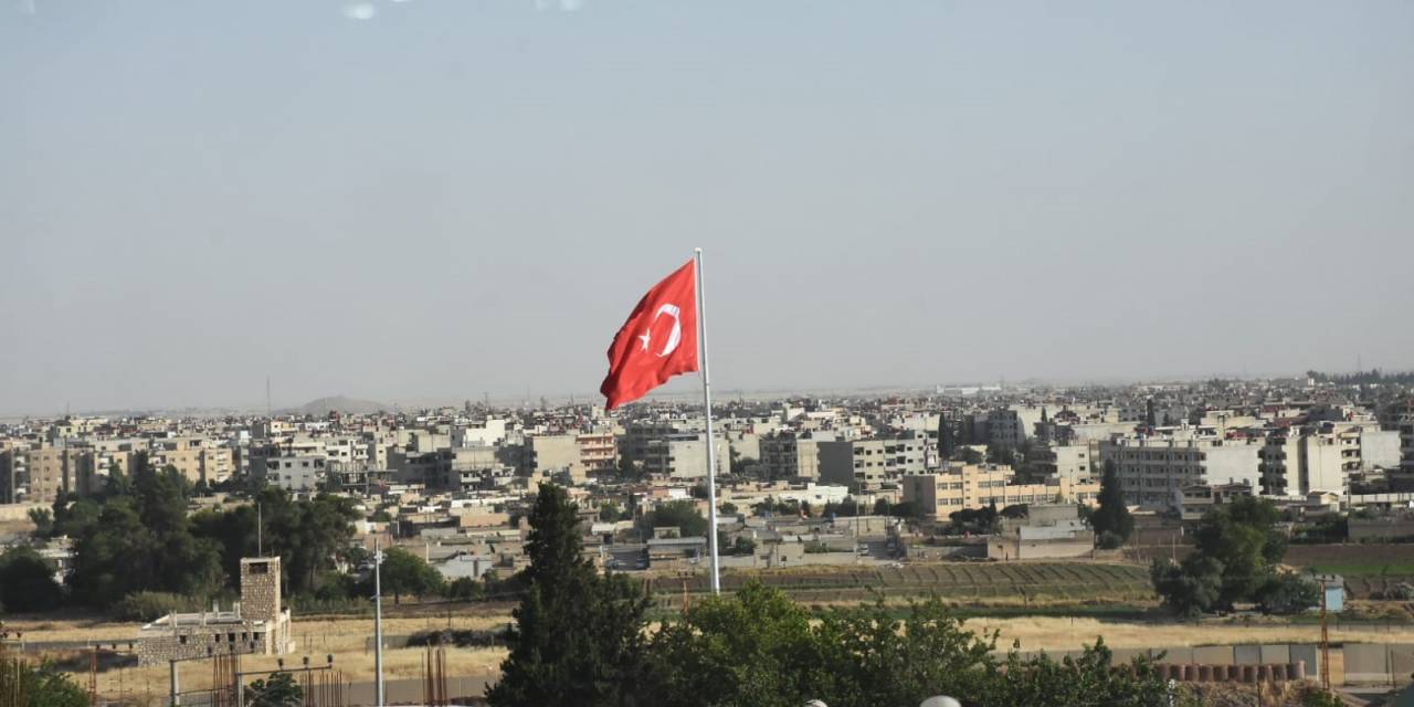 Nusaybin’de Suriye Sınırına Yakın Noktada Türk Bayrağı Dikildi