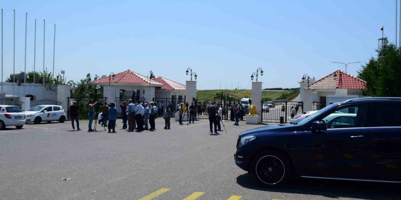 Arnavutluk Polisinden İran Mülteci Kampına Baskın: 1 Polis Yaralandı