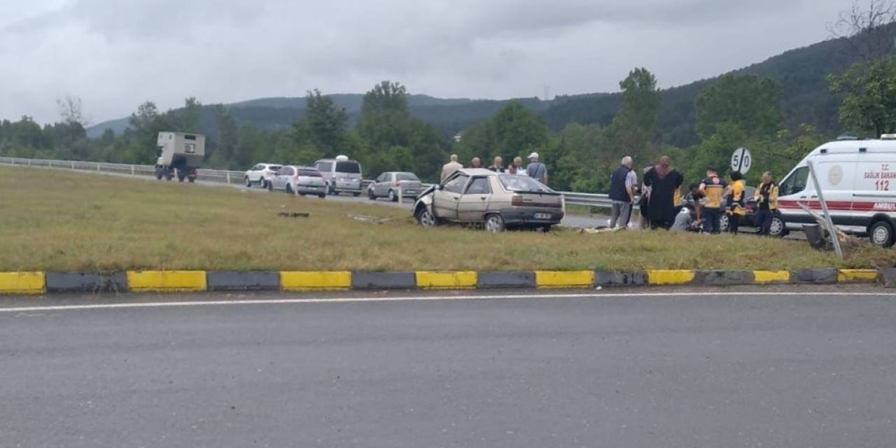 Hurdaya Dönen Otomobildeki 5 Kişi Yaralandı