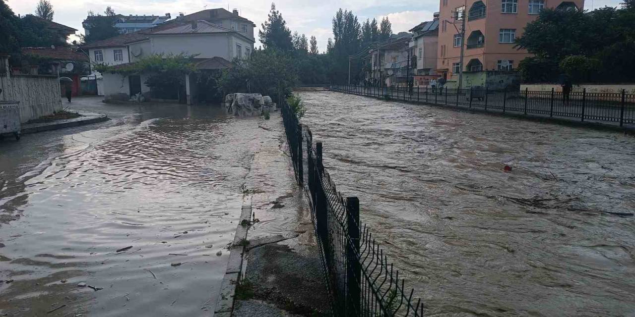 Havza’da Dere Taştı, İlçede Sel Anonsları Yapılamaya Başlandı