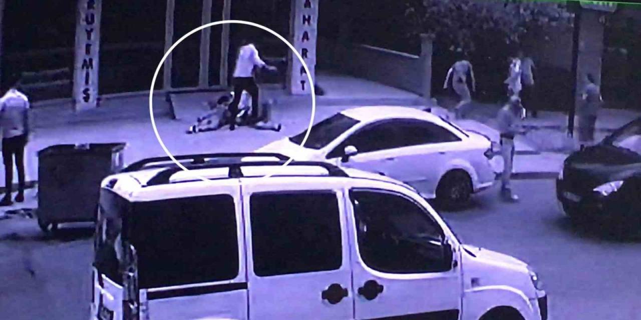 İki Grubun Kavgası Kamerada: Yerlerde Süründüler