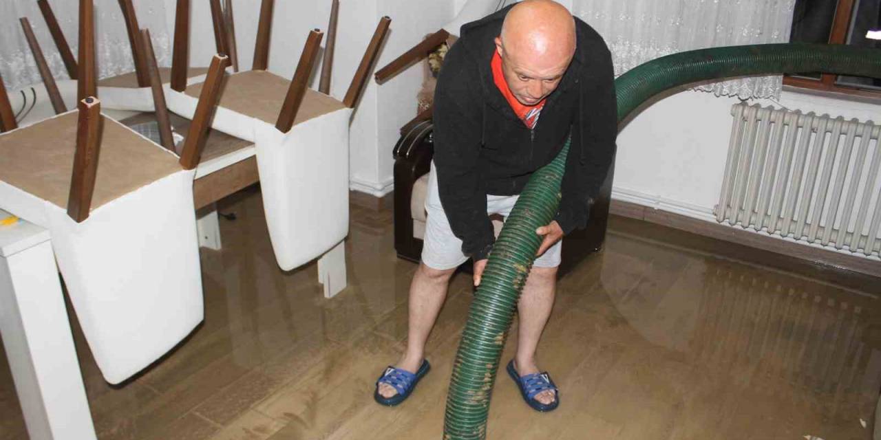 Ordu’da Sağanak Etkili Oldu: Dere Taşkını Yaşandı, Bazı Evleri Su Bastı