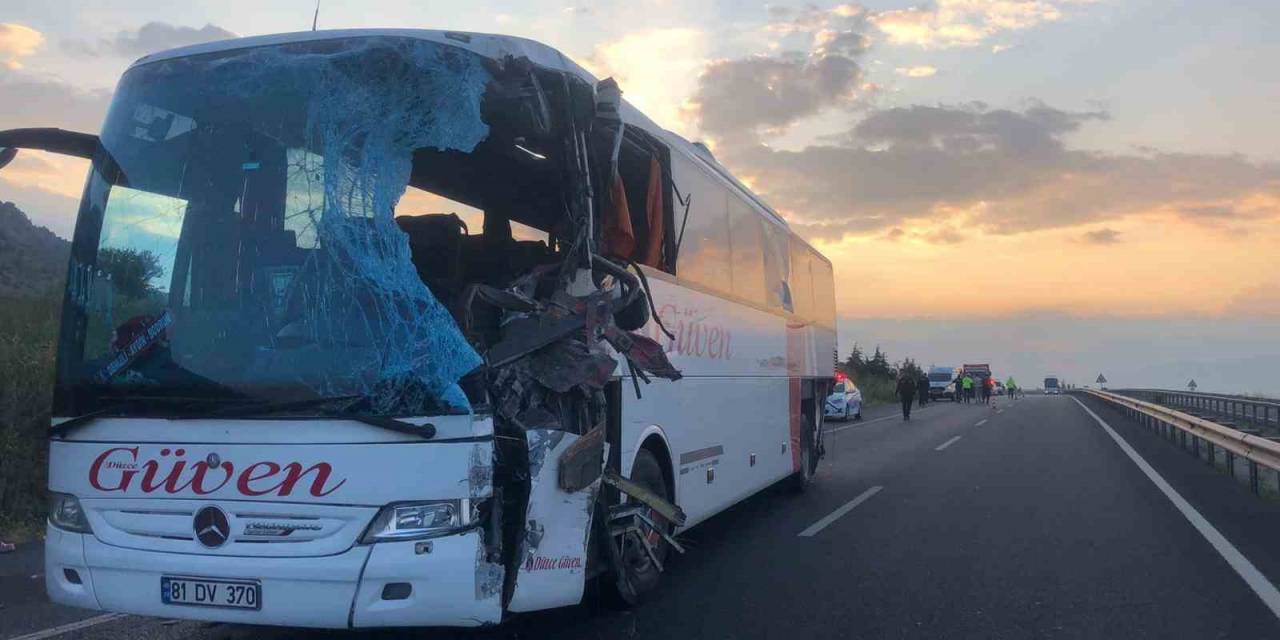 Karşı Şeride Geçen Tır Otobüsle Kafa Kafaya Çarpıştı: 2 Ölü, 6’sı Ağır 20 Yaralı