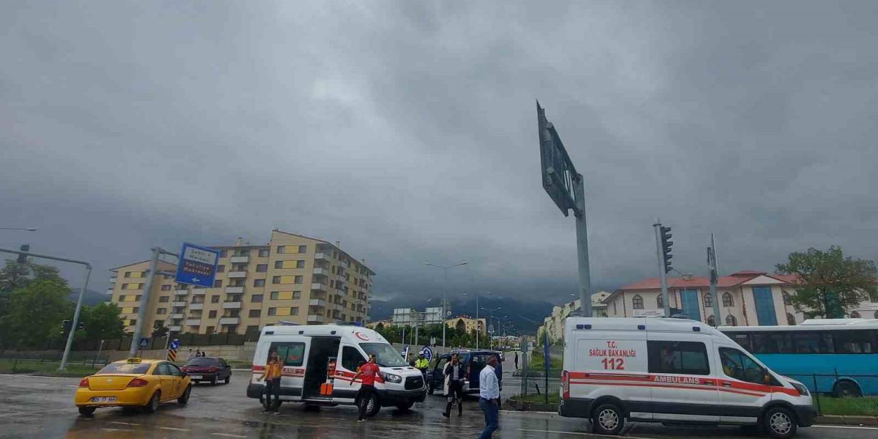 Erzurum’da Hasta Taşıyan Ambülans Kaza Yaptı