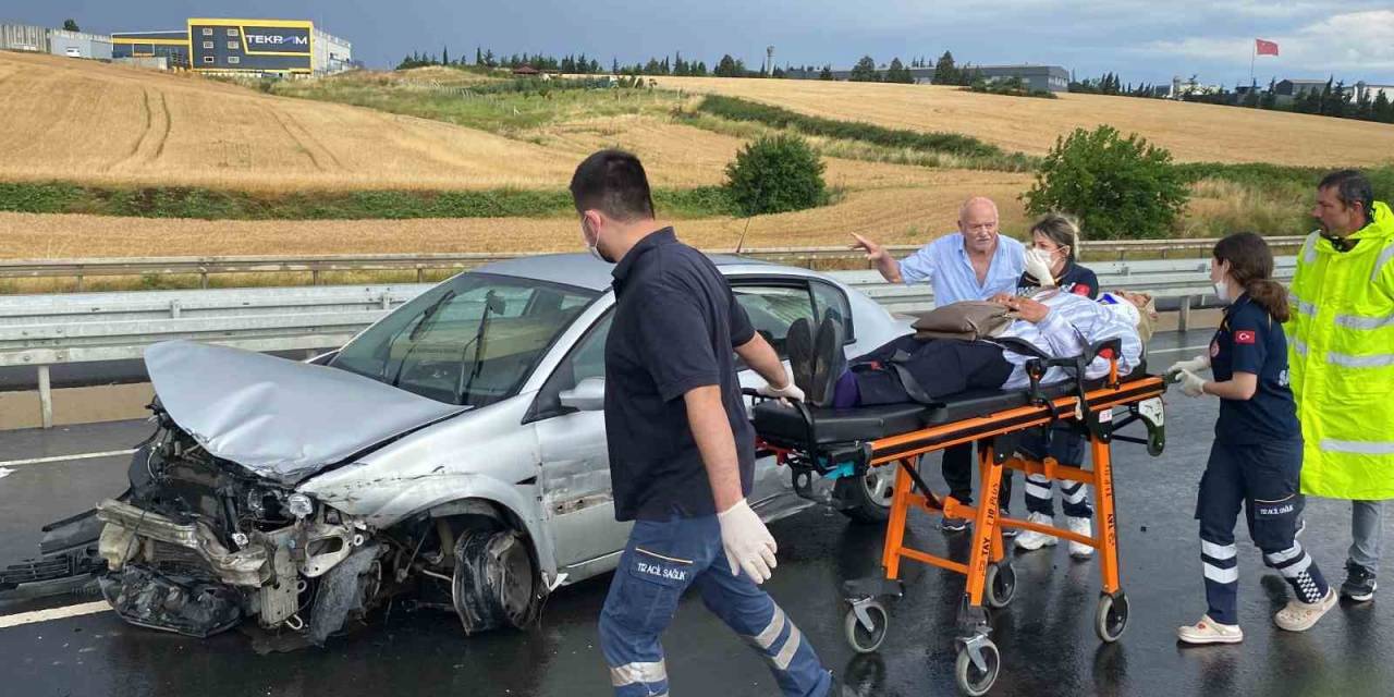Su Birikintisine Kapılan Araç Bariyerlere Çarptı: 2 Yaralı