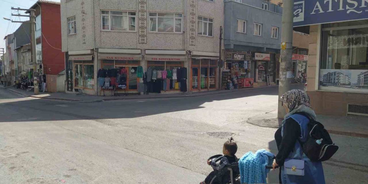 Kasis Ve Trafik Lambası Olmayan Caddede Kaza Tehlikesi