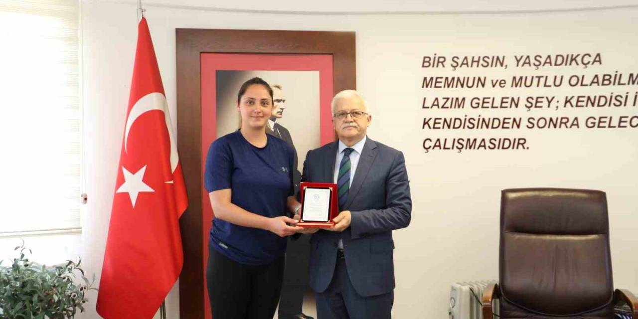 Başkan Deveciler’e Onursal Başkanlık Plaketi