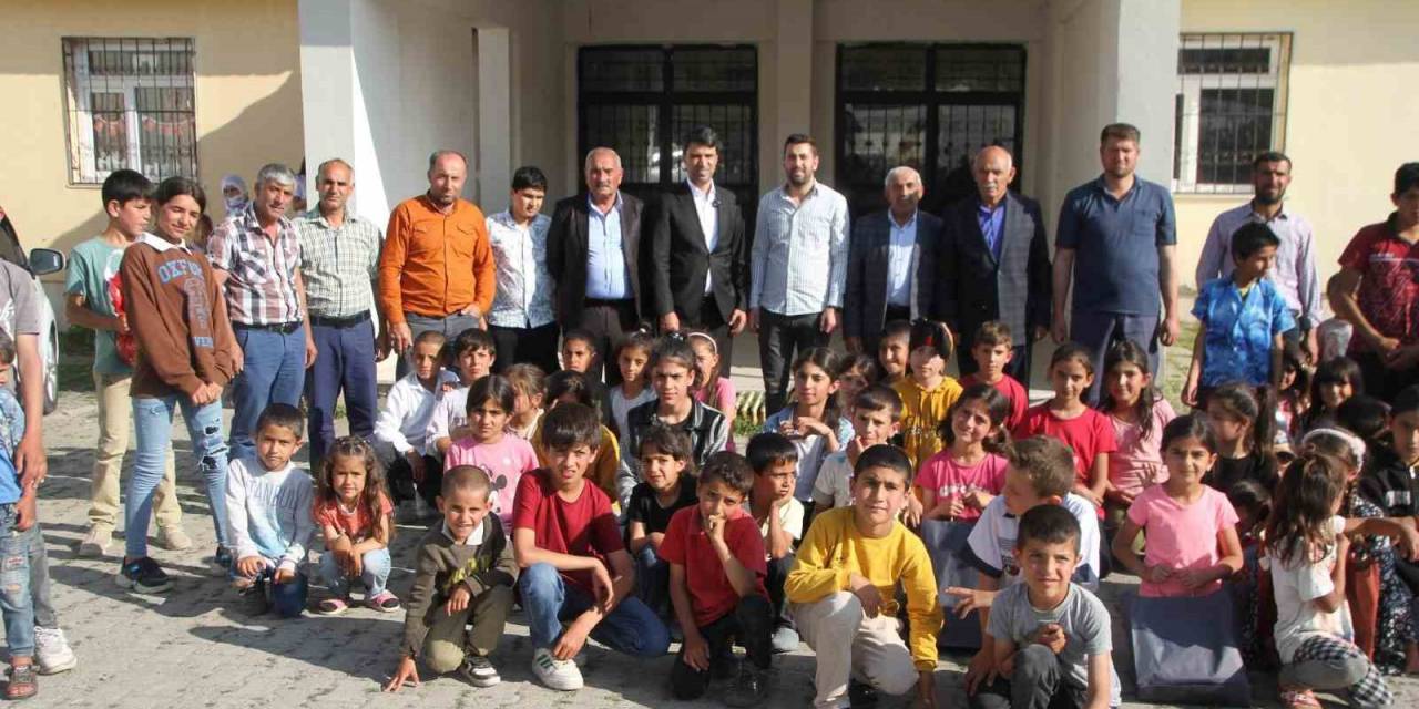 İş Adamından Köyündeki 350 Öğrenciye Karne Ve Bayram Hediyesi
