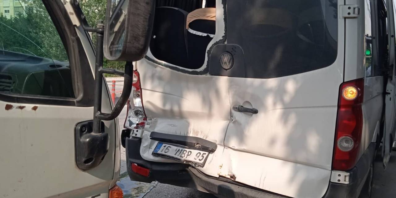 Bursa’da Yolcu İndiren Servise Kamyonet Çarptı : 1 Ağır 4 İşçi Yaralandı