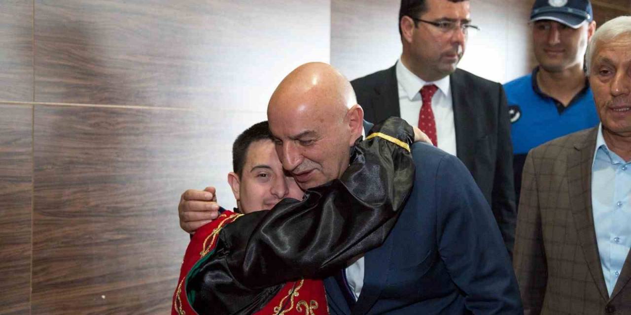 Keçiören’de “7 Yöre, 7 Renk Tek Yürek Türkiye” Tiyatro Oyunu Düzenlendi