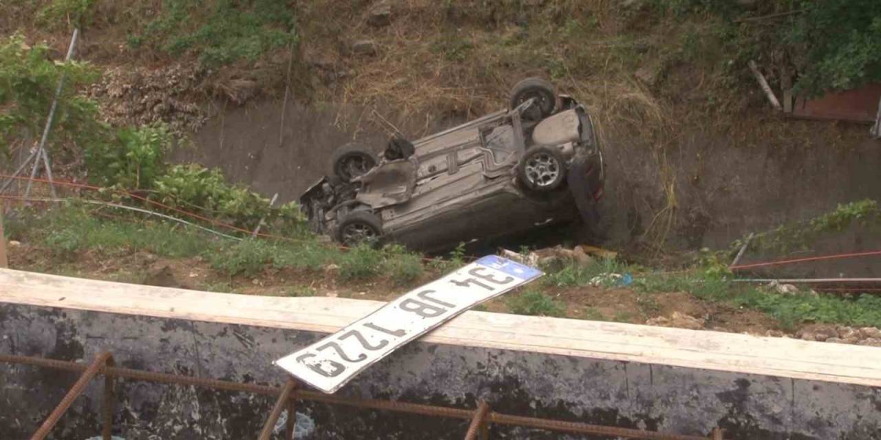 Kartal’da Kontrolden Çıkan Otomobil Su Kanalına Uçtu: 1 Yaralı