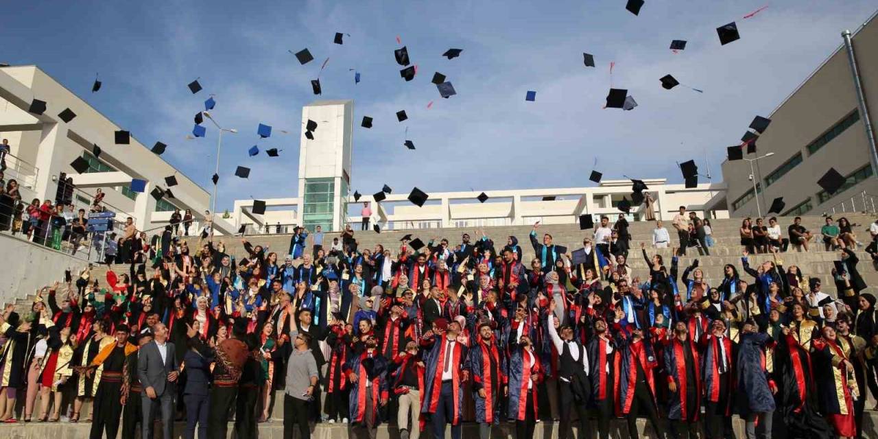 Şırnak Üniversitesi’nde Mezuniyet Coşkusu