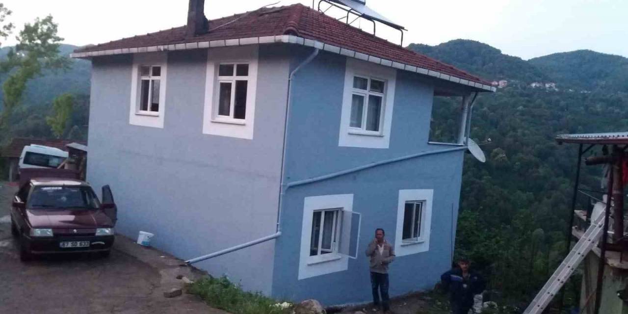 Alaplı’da Eve Yıldırım Düştü Tüm Elektrik Hatları Yandı